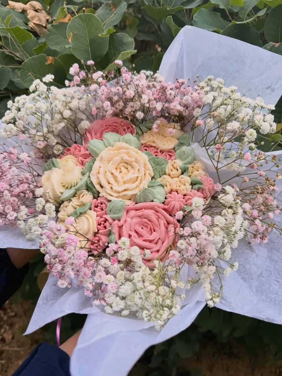 Flowers Cake : bouquet de cupcakes en roses de crème rose, ivoire et vert sauge, entouré de gypsophile