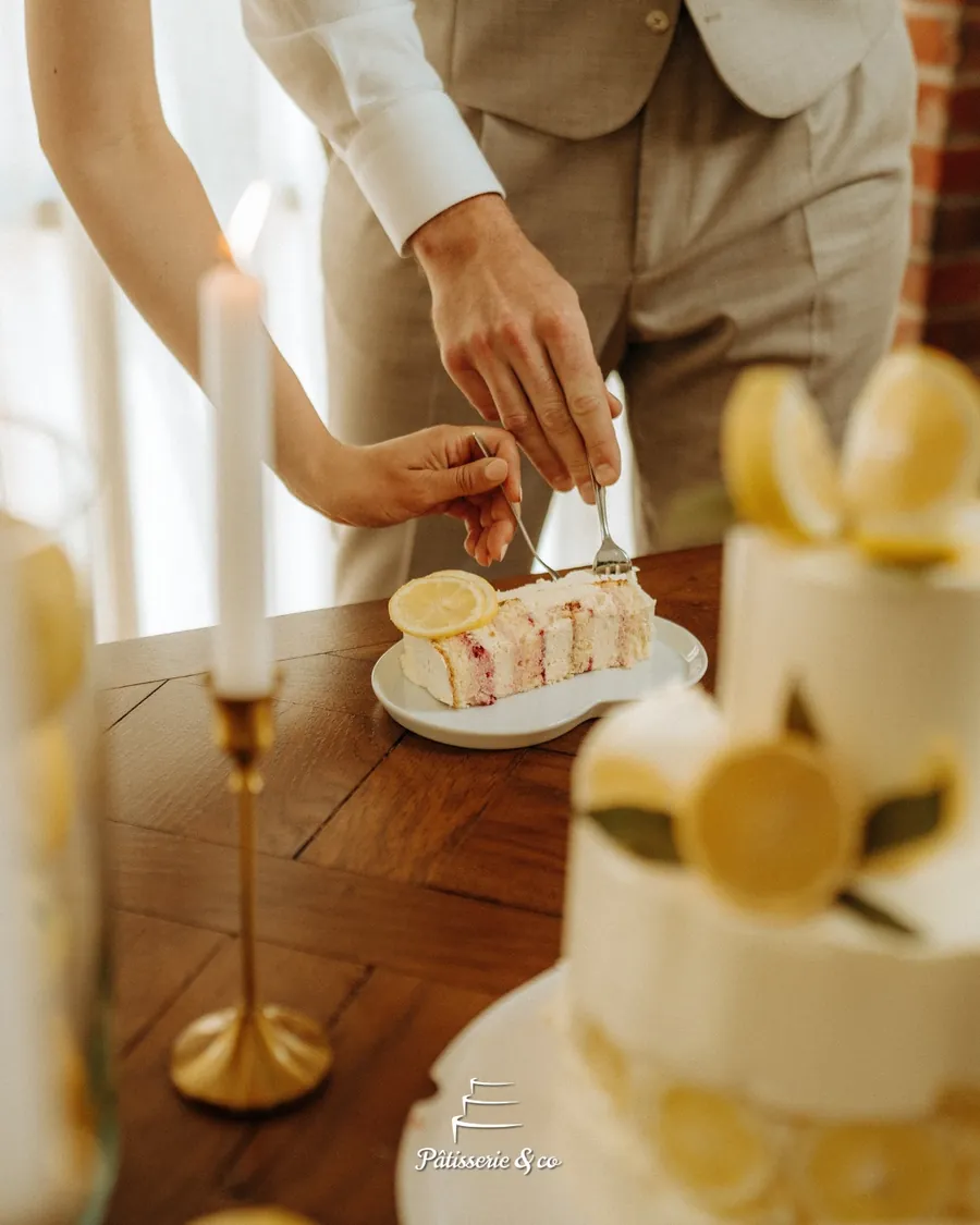 Wedding cake blanc décoré de tranches de citron, au moment du service